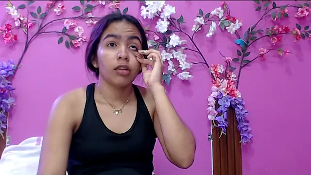 skinnysofia18 online show from January 19, 2026, 1:26 pm