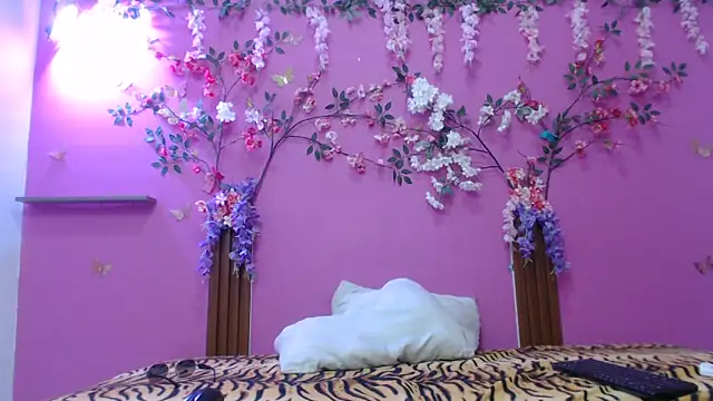 skinnysofia18 online show from February 5, 2026, 1:18 pm