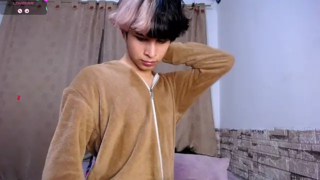 DaraKat18 online show from April 9, 2026, 11:22 pm