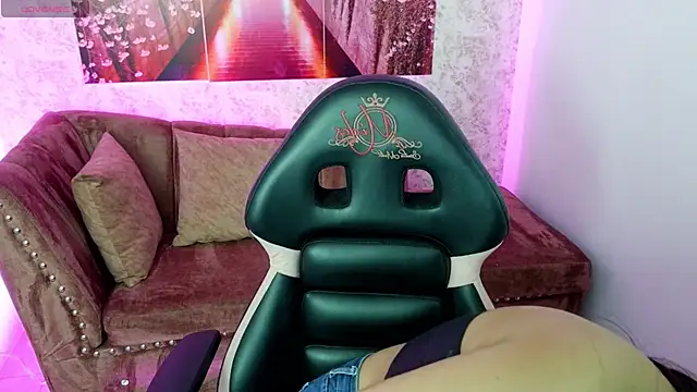 Snapshot of Ariannaa_m chatting on November 4, 2025, 7:39 pm Ariannaa m online show from November 4, 2025, 7:39 pm