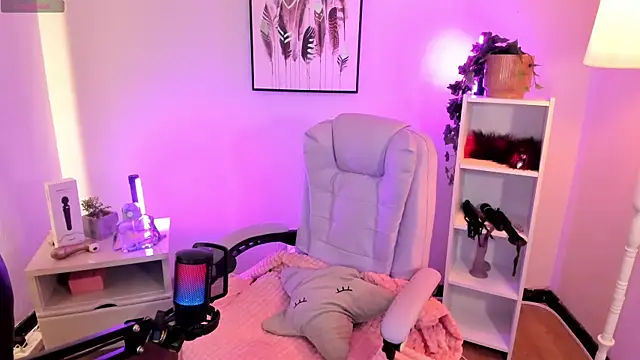 Snapshot of hollie_joliie chatting on April 17, 2026, 12:08 pm hollie joliie online show from April 17, 2026, 12:08 pm