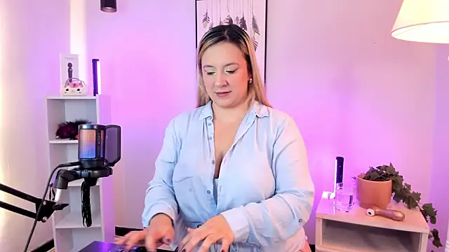 Snapshot of hollie_joliie chatting on March 20, 2026, 12:06 pm hollie joliie online show from March 20, 2026, 12:06 pm