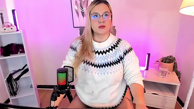 Snapshot of hollie_joliie chatting on March 11, 2026, 12:21 pm hollie joliie online show from March 11, 2026, 12:21 pm