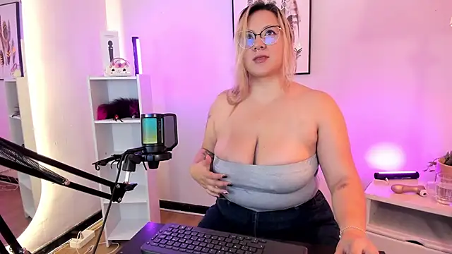 Snapshot of hollie_joliie chatting on March 16, 2026, 12:09 pm hollie joliie online show from March 16, 2026, 12:09 pm