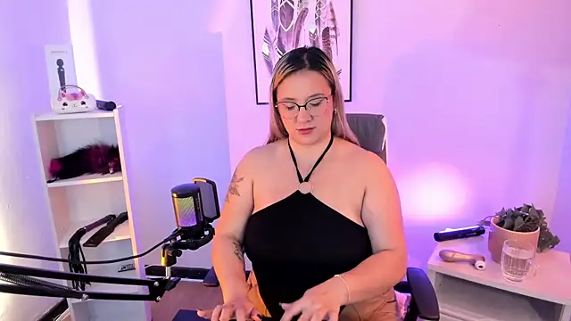 Snapshot of hollie_joliie chatting on March 10, 2026, 12:20 pm hollie joliie online show from March 10, 2026, 12:20 pm