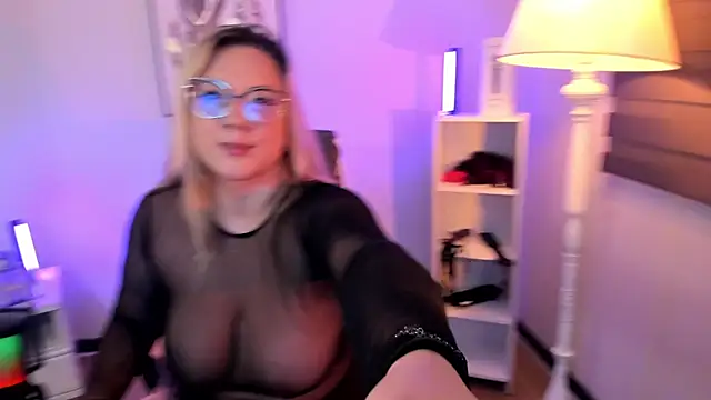 Snapshot of hollie_joliie chatting on April 1, 2026, 12:17 pm hollie joliie online show from April 1, 2026, 12:17 pm