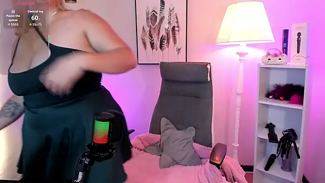 Snapshot of hollie_joliie chatting on March 28, 2026, 12:06 pm hollie joliie online show from March 28, 2026, 12:06 pm