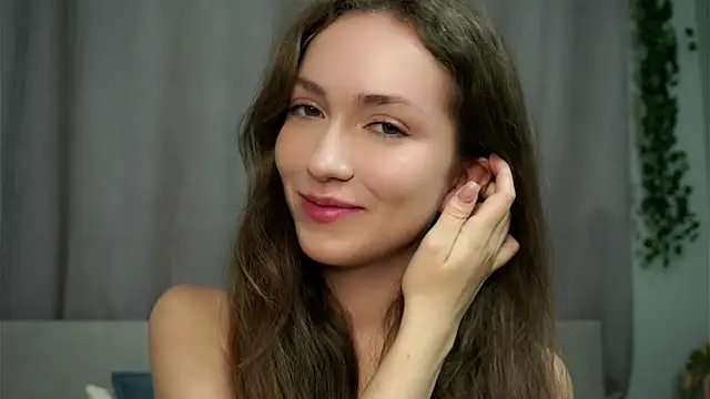 ZeniaBolich online show from September 24, 2025, 10:05 pm