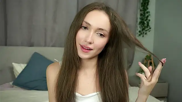 ZeniaBolich online show from September 23, 2025, 10:50 pm