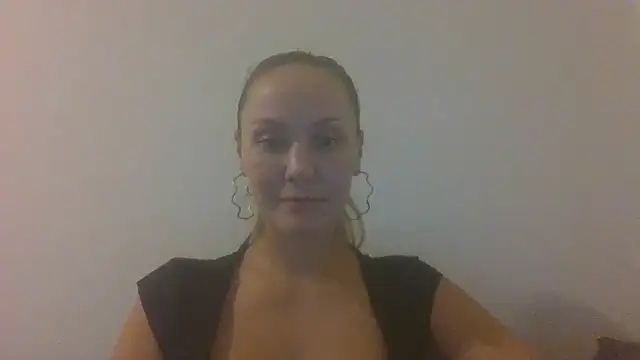 Molvina online show from November 11, 2025, 6:47 pm