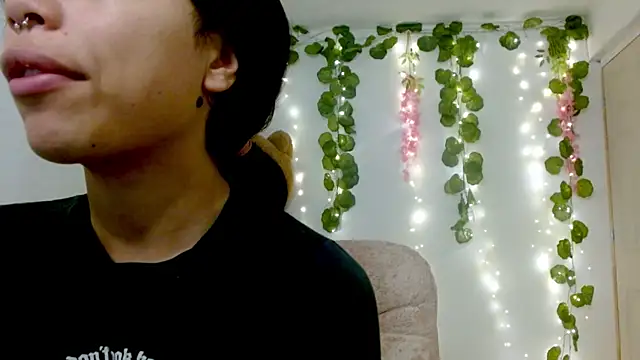 Snapshot of EIVIY1609 chatting on November 3, 2025, 1:58 pm EIVIY1609 online show from November 3, 2025, 1:58 pm