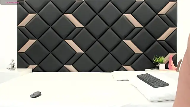 GeraldineSandoval online show from April 17, 2026, 12:19 pm