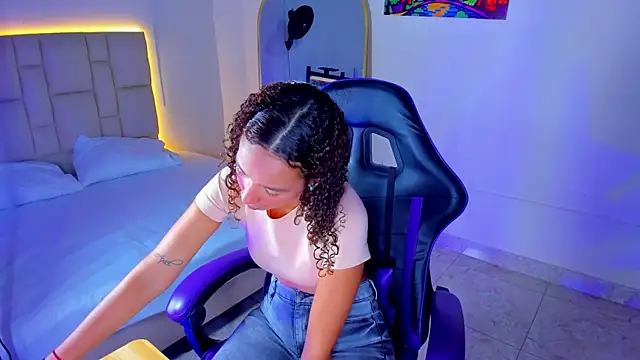 JennyLawrence online show from November 6, 2025, 7:40 pm