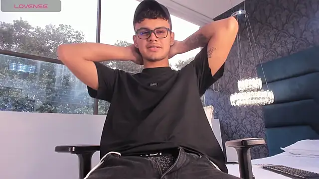 Snapshot of Tthiago_cruz chatting on November 15, 2025, 8:13 pm Tthiago cruz online show from November 15, 2025, 8:13 pm