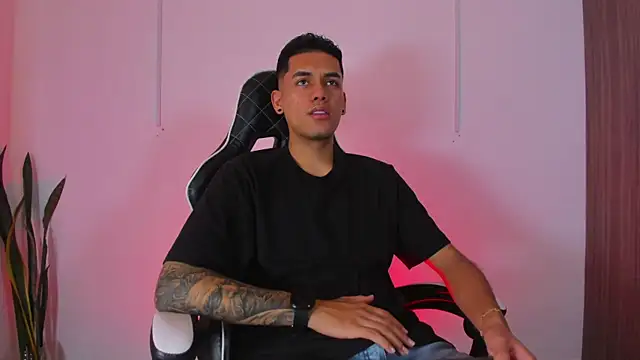 Nickyblazze  online show from September 30, 2025, 8:04 pm