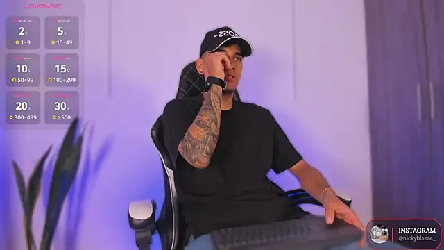 Nickyblazze  online show from November 12, 2025, 12:20 pm