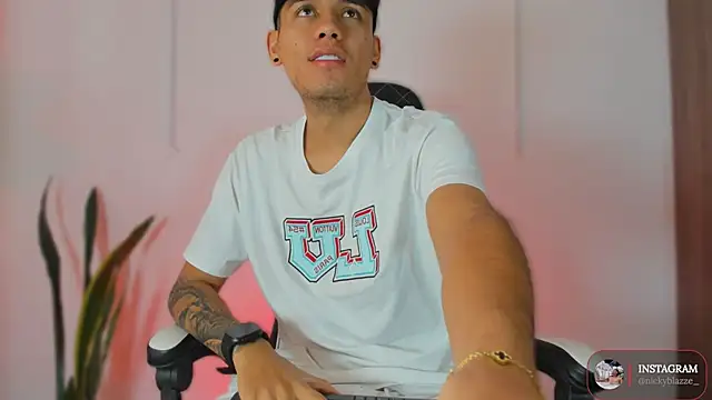 Nickyblazze  online show from October 22, 2025, 12:48 pm