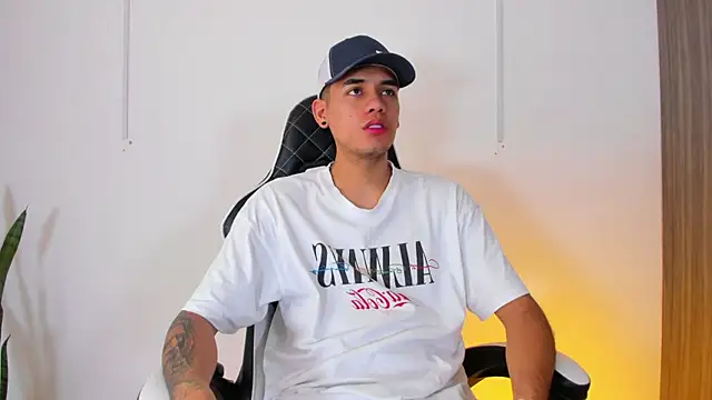 Nickyblazze  online show from September 15, 2025, 4:29 pm