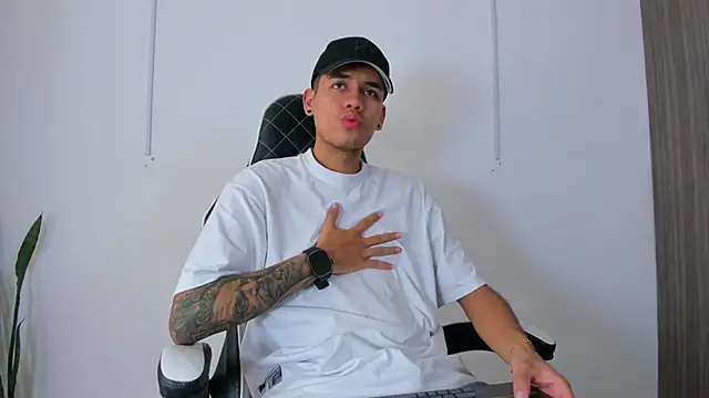 Nickyblazze  online show from October 9, 2025, 3:23 pm