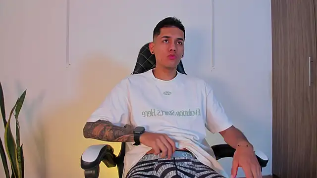 Nickyblazze  online show from October 16, 2025, 12:13 pm