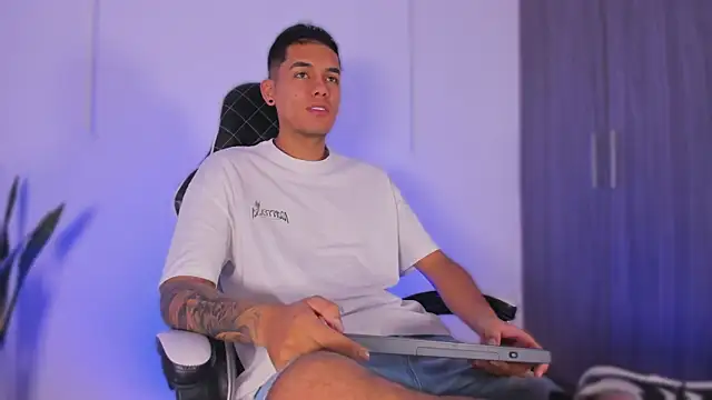 Nickyblazze  online show from October 20, 2025, 11:55 am