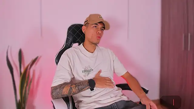 Nickyblazze  online show from October 23, 2025, 12:37 pm