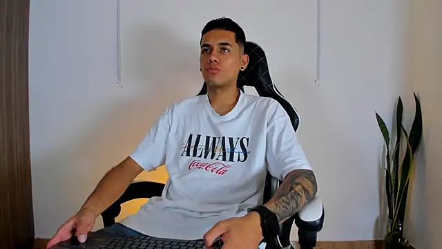 Nickyblazze  online show from October 1, 2025, 12:31 pm