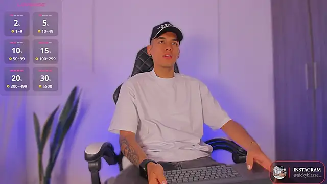 Nickyblazze  online show from November 18, 2025, 12:41 pm