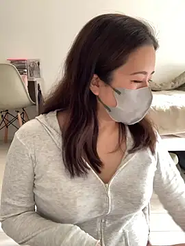 NATSUMI00 online show from November 6, 2025, 5:33 am