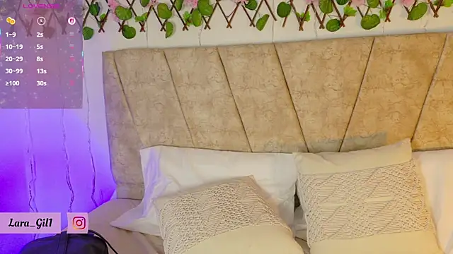 LaraGiil online show from September 19, 2025, 1:04 pm