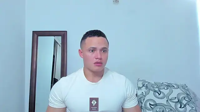 Snapshot of KingLevi01 chatting on February 19, 2026, 10:18 pm KingLevi01 online show from February 19, 2026, 10:18 pm