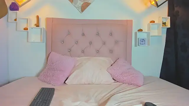 Mia Suarezzz online show from October 22, 2025, 11:25 pm