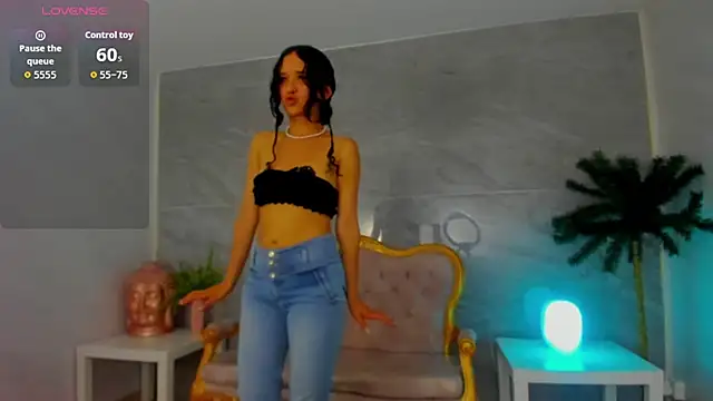 Snapshot of bella_vibess_s chatting on November 7, 2025, 8:24 pm bella vibess s online show from November 7, 2025, 8:24 pm