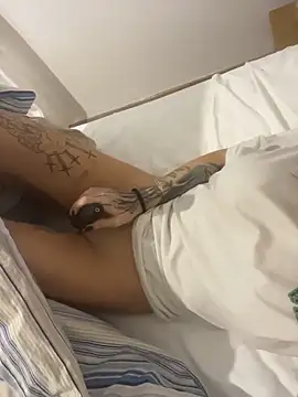 nikkaanderic online show from February 11, 2026, 10:48 am