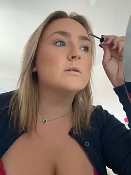 Elliemaee online show from September 18, 2025, 11:13 am