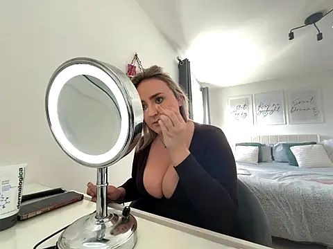 Elliemaee online show from October 22, 2025, 12:04 pm