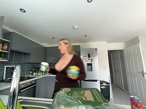 Elliemaee online show from September 19, 2025, 11:47 am