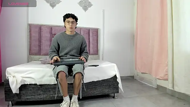 0anonimo bottom1 online show from September 15, 2025, 12:38 pm