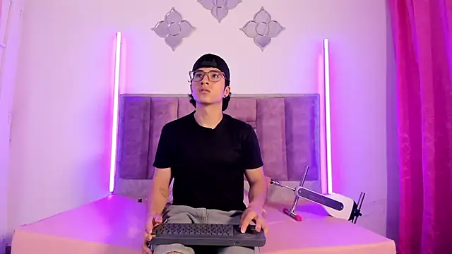 0anonimo bottom1 online show from October 3, 2025, 12:50 pm