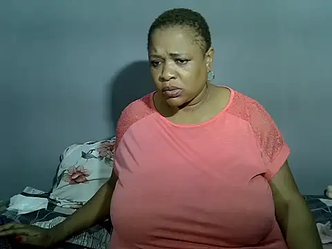 BUSTY QUEEEN online show from December 5, 2025, 4:05 pm