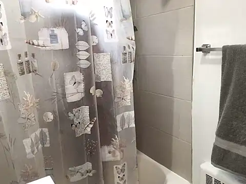 littyleesh1 online show from December 5, 2025, 7:01 pm