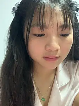 Emlyly-18 online show from September 30, 2025, 5:24 am