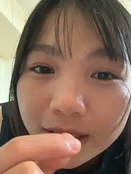 Emlyly-18 online show from September 22, 2025, 8:42 am