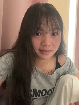 Emlyly-18 online show from September 27, 2025, 6:19 am