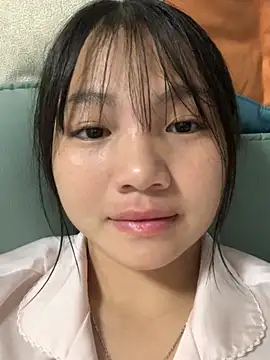 Emlyly-18 online show from October 9, 2025, 4:07 pm