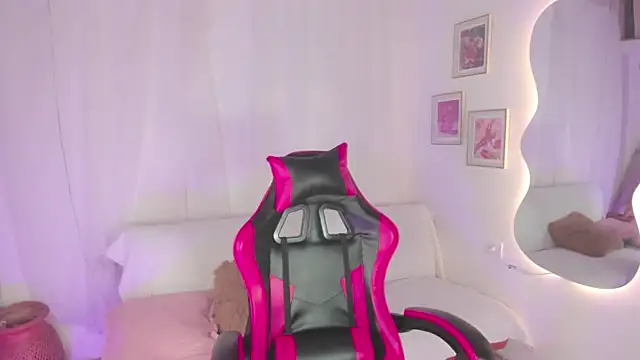 Snapshot of Nikkita_Dragon chatting on October 25, 2025, 2:11 am Nikkita Dragon online show from October 25, 2025, 2:11 am