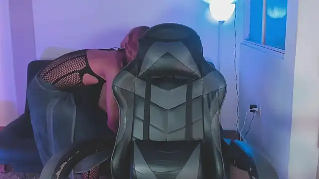 Snapshot of Nikkita_Dragon chatting on November 14, 2025, 2:04 am Nikkita Dragon online show from November 14, 2025, 2:04 am