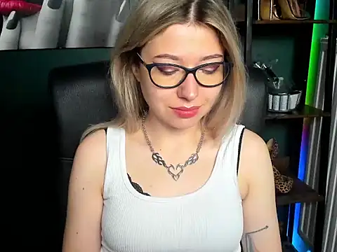 Snapshot of loveHeidi chatting on July 15, 2026, 4:30 am loveHeidi online show from July 15, 2026, 4:30 am