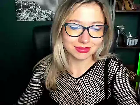 Snapshot of loveHeidi chatting on August 3, 2026, 9:04 am loveHeidi online show from August 3, 2026, 9:04 am