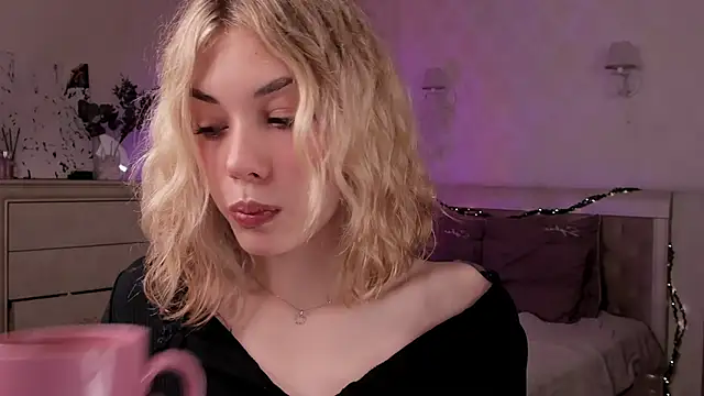 Snapshot of Leila_Vanilla chatting on February 7, 2026, 5:15 am Leila Vanilla online show from February 7, 2026, 5:15 am